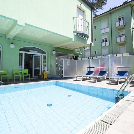 Residence Eurogarden Римини Екстериор снимка