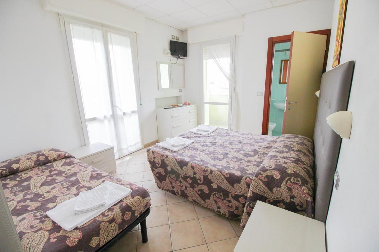 Residence Eurogarden Римини Екстериор снимка