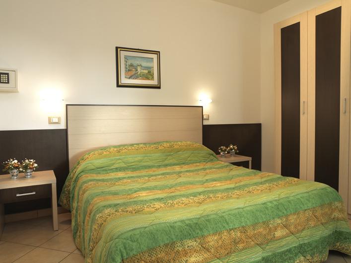 Residence Eurogarden Римини Екстериор снимка